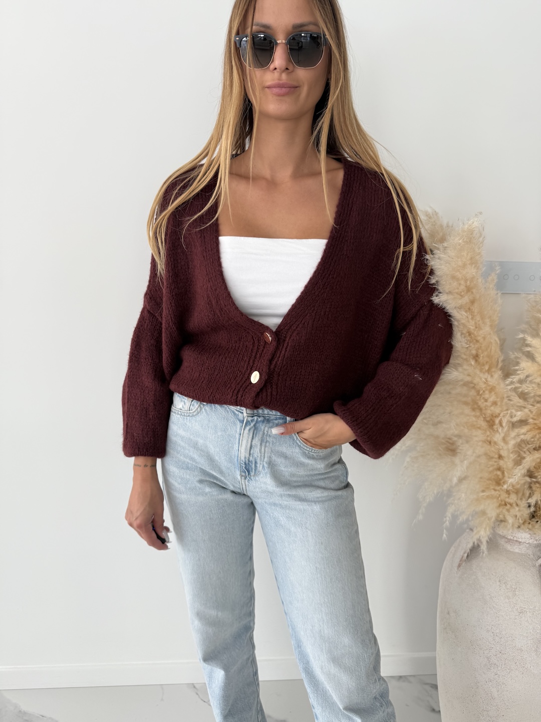 Sweter odpinany na złote guziczki MARIS  - burgund   zdjęcie 3