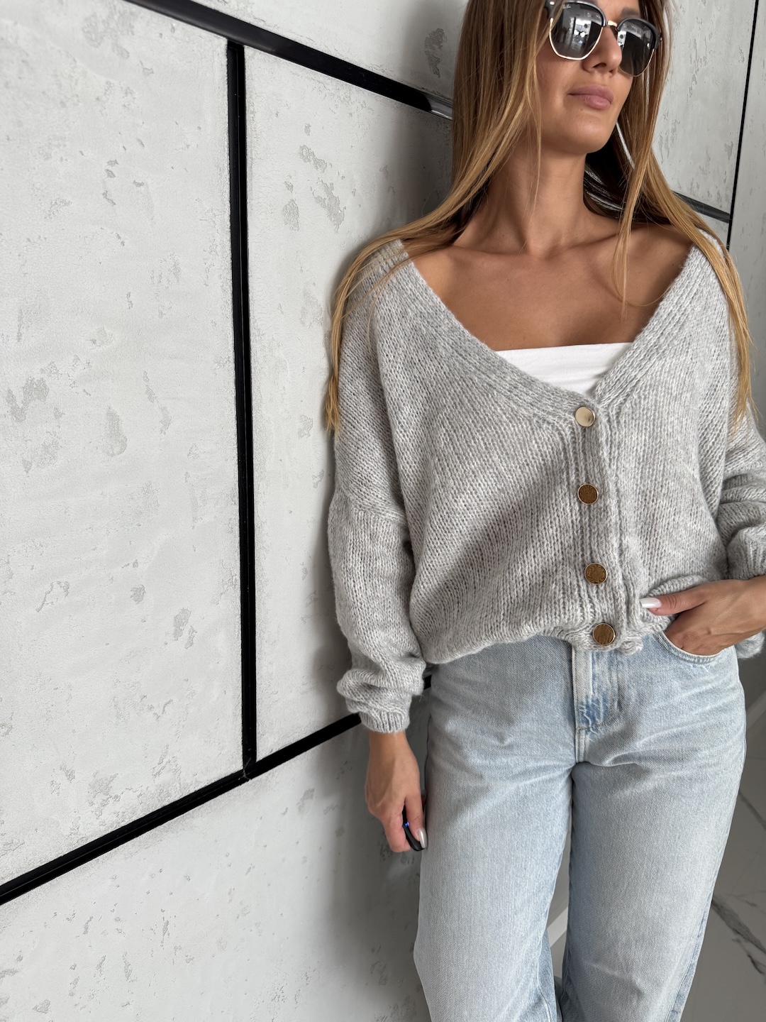 Sweter odpinany na złote guziczki MARIS  - szary   zdjęcie 1