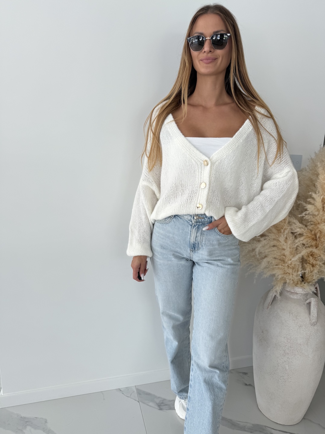 Sweter odpinany na złote guziczki MARIS  - śmietankowy    zdjęcie 2