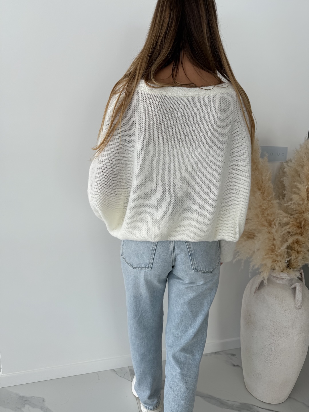 Sweter odpinany na złote guziczki MARIS  - śmietankowy    zdjęcie 4