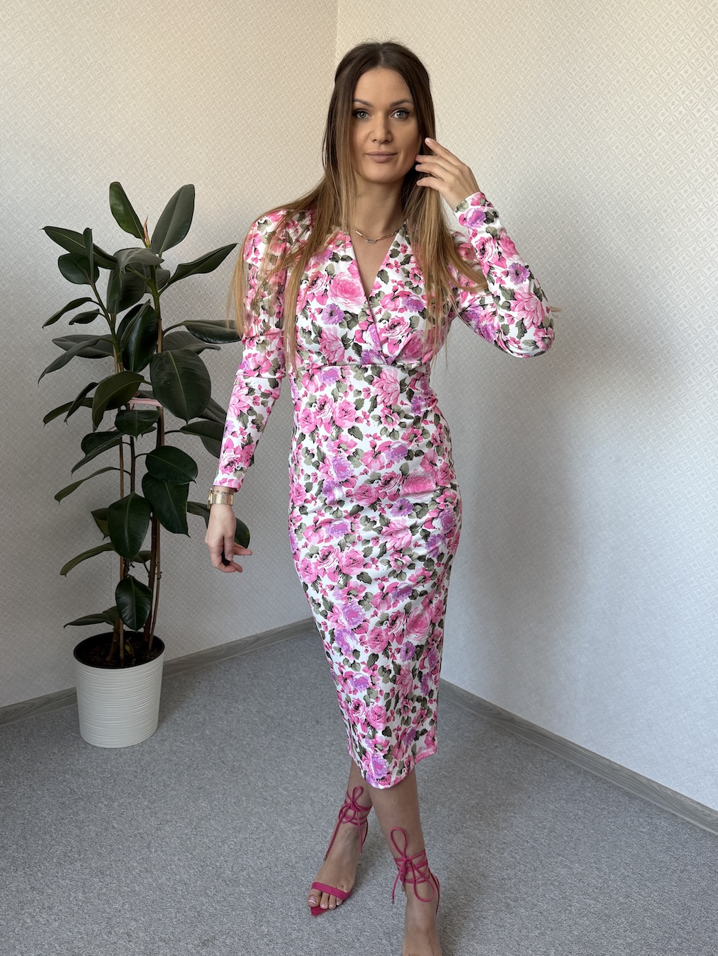 Dopasowana sukienka NORA 3 - biała w różowe kwiaty zdjęcie 2