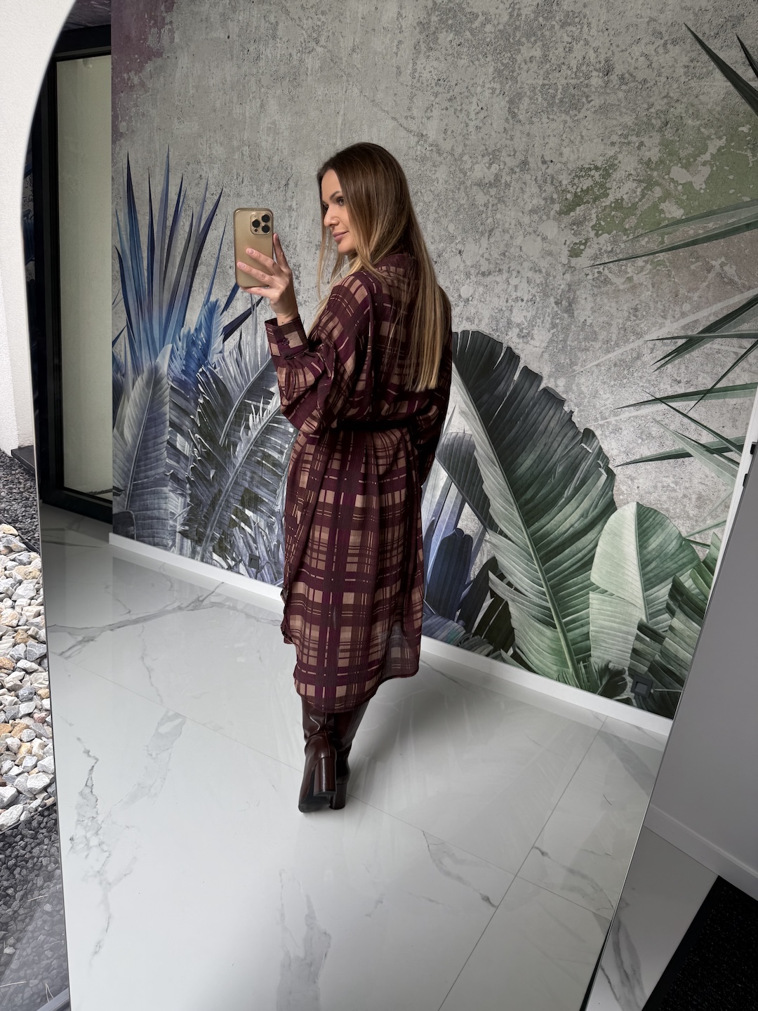Sukienka koszulowa o kroju oversize SIENNA - burgundowa krata  zdjęcie 4
