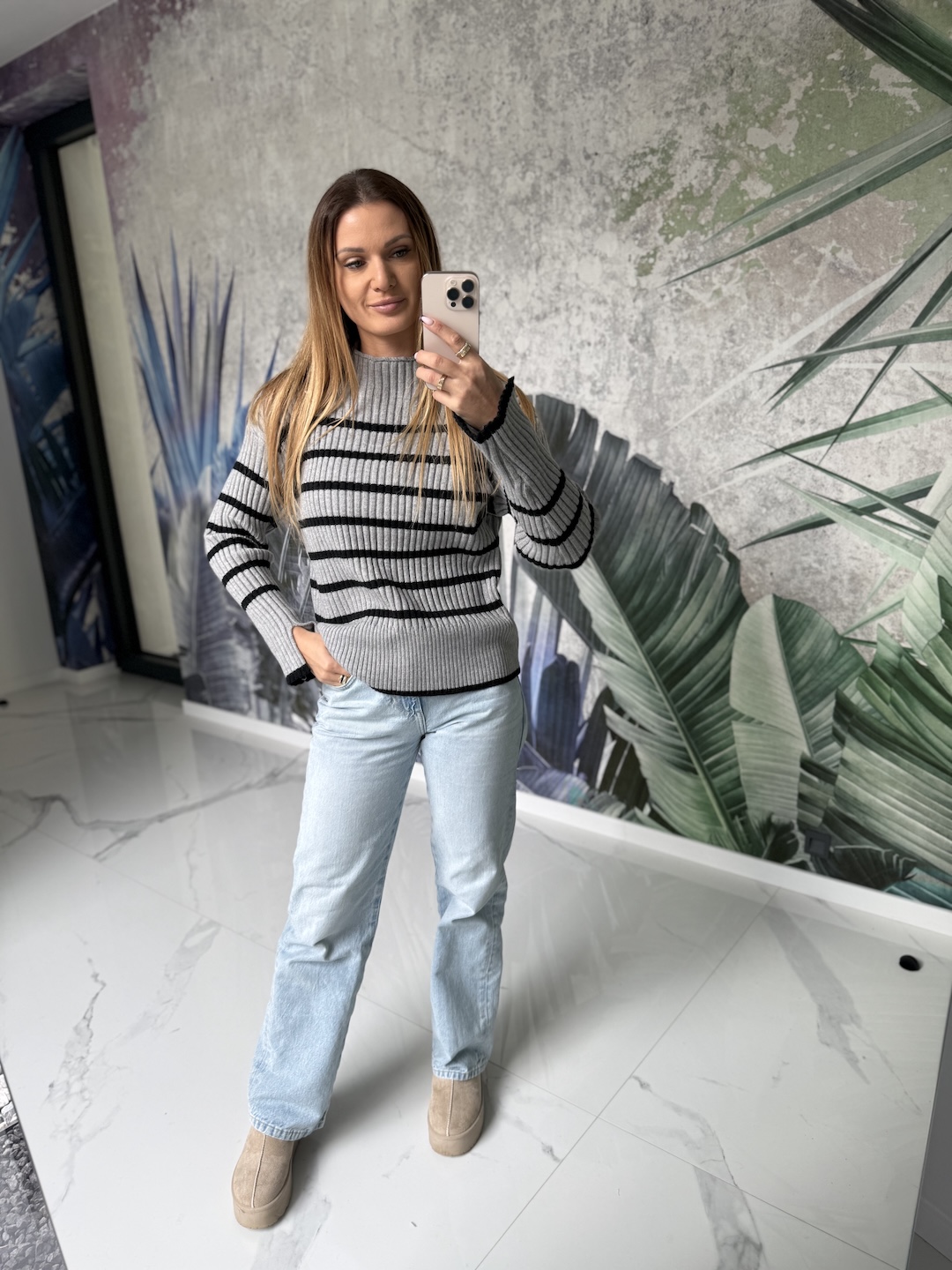 Sweter w czarno szare paski  zdjęcie 1