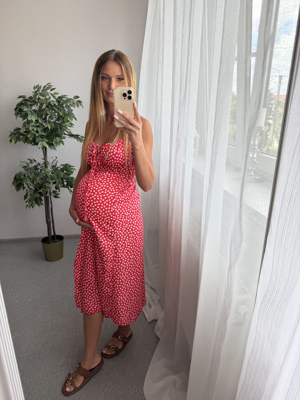 Czerwona sukienka w stokrotki  zdjęcie 4