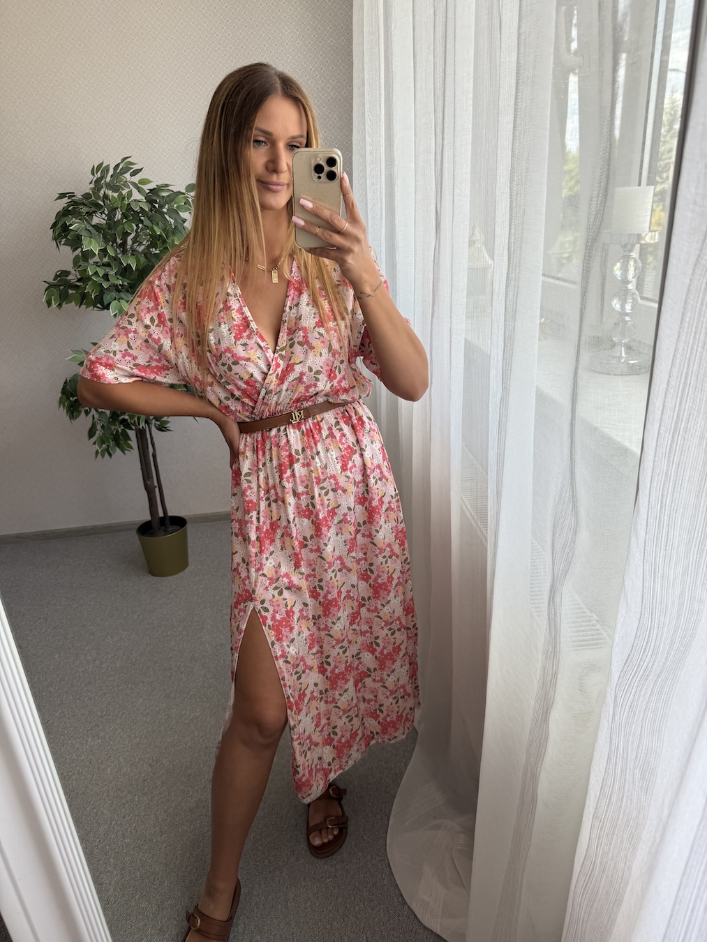 Sukienka z wiskozy KARINA - pudrowa w kwiaty  zdjęcie 2