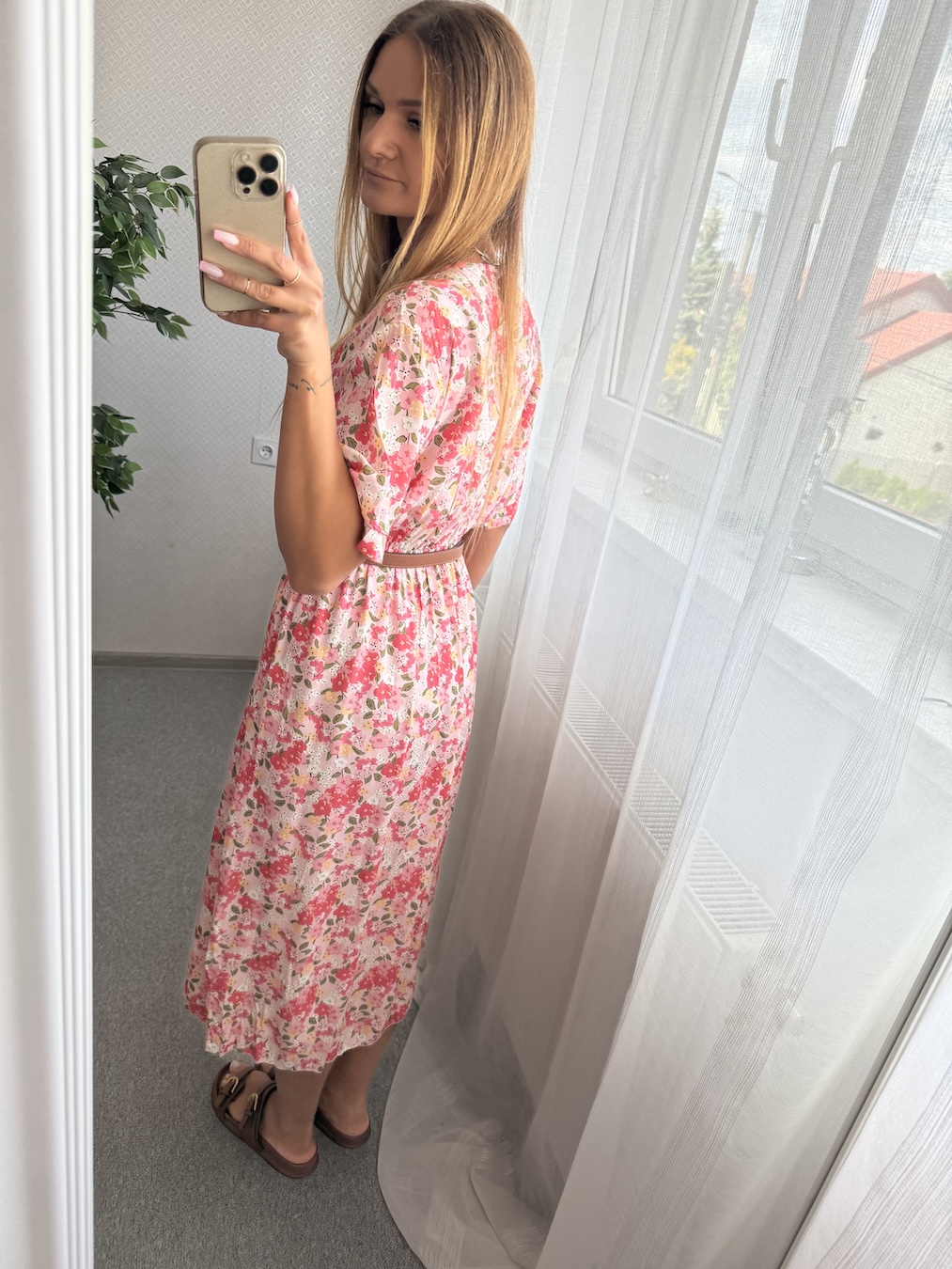 Sukienka z wiskozy KARINA - pudrowa w kwiaty  zdjęcie 3