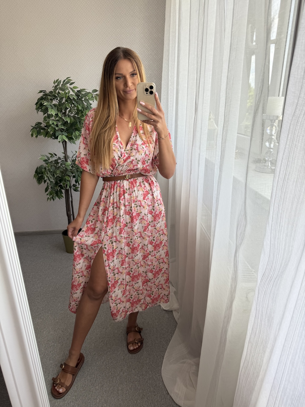 Sukienka z wiskozy KARINA - pudrowa w kwiaty  zdjęcie 4
