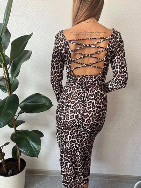 Dopasowana sukienka PEA - pantera bez pleców