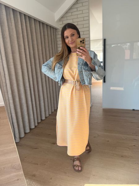 Sukienka bawełniana o prostym kroju w paski - brzoskwiniowa  