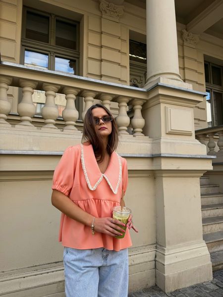 Wiskozowa bluzka z kołnierzykiem wykończonym koronką - brzoskwiniowa 