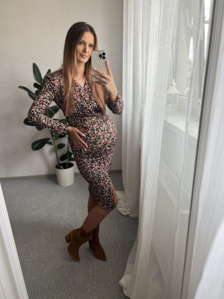 Dopasowana sukienka NORA - czarna w zielone kwiatuszki 