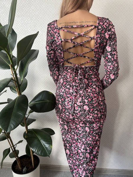 Dopasowana sukienka PEA - bordowe kwiatuszki bez placów