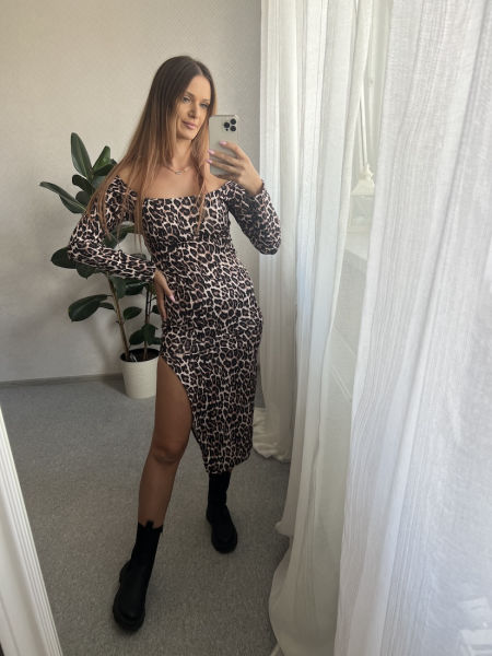 Dopasowana sukienka PEA - panterka bez pleców