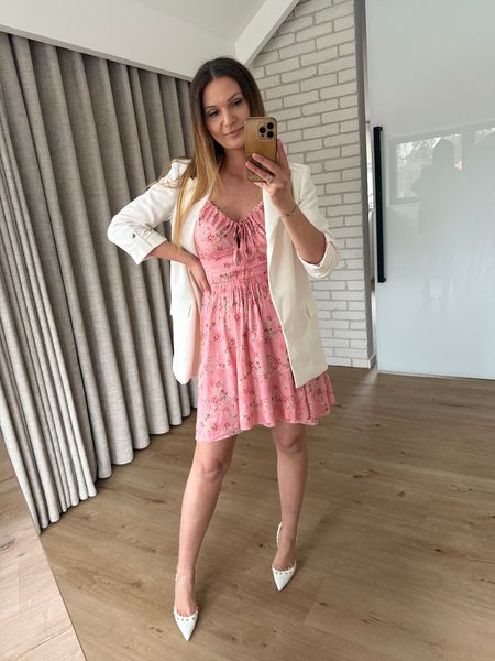 Sukienka JOYS - pudrowa w kwiatuszki 