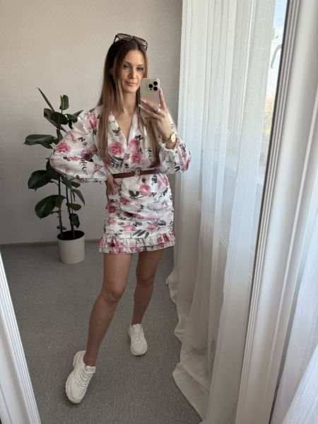 Szyfonowa sukienka w kwiaty - biała w różowe kwiatki 