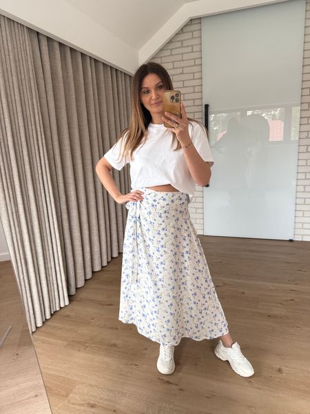 Przekładana spódnica z wiskozy - biała w niebieskie kwiatuszki 