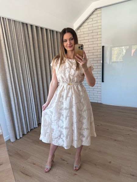 Rozkloszowana sukienka z paskiem - kremowa 