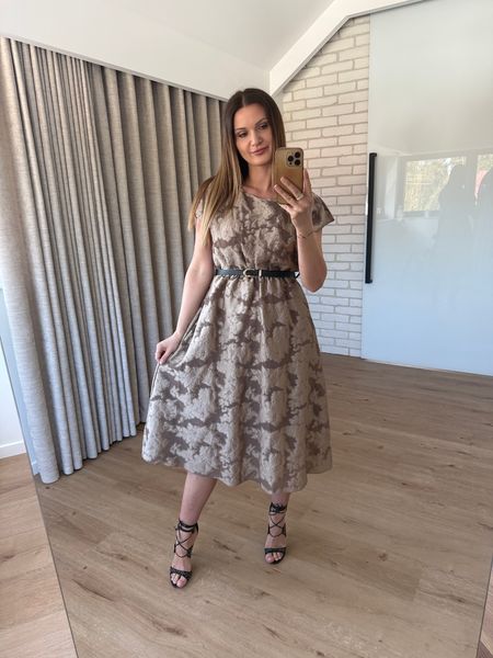 Rozkloszowana sukienka z paskiem - czekolada  