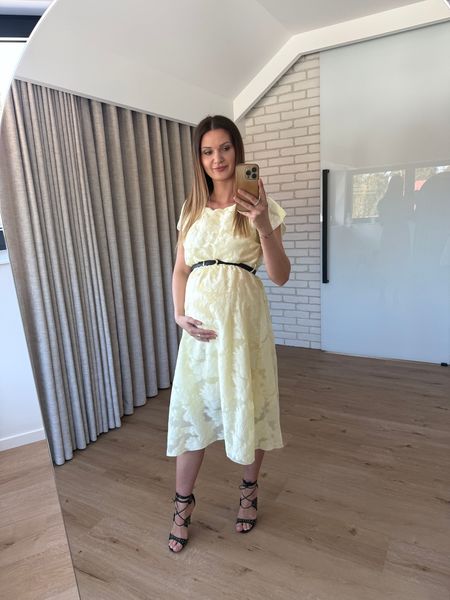 Rozkloszowana sukienka z paskiem - żółta   