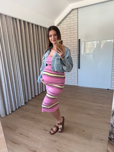 Dopasowana sukienka prążkowana w paski - różowa 