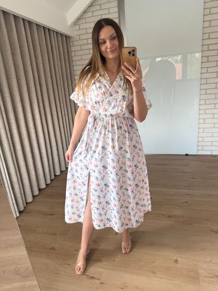 Sukienka RISHIKA - biała w kwiatuszki 