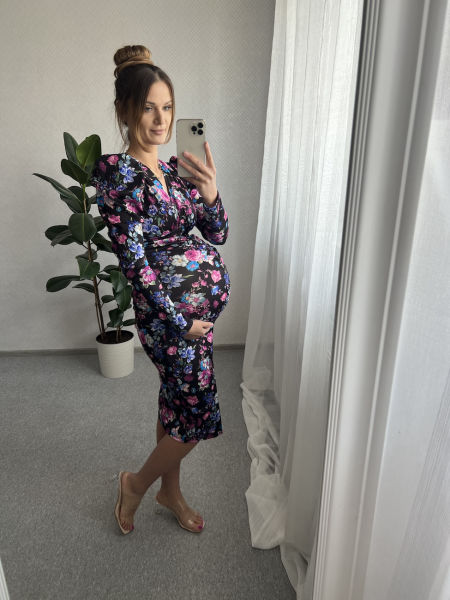 Dopasowana sukienka NORA - czarna duże kwiaty  