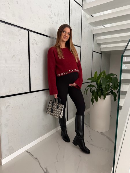 Sweter o krótszym kroju z kryształkami - burgund 