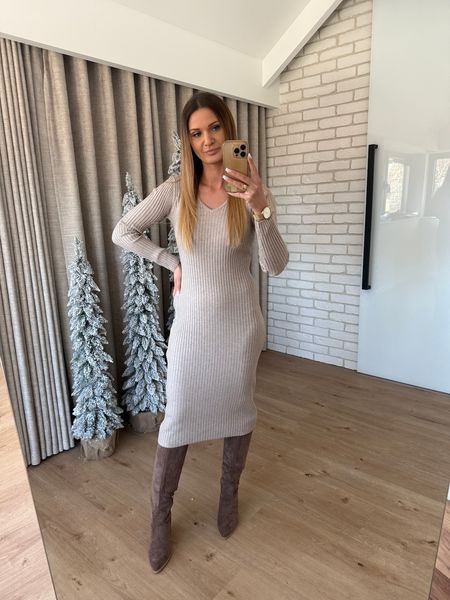 Sukienka dzianinowa dekolt V - beżowa