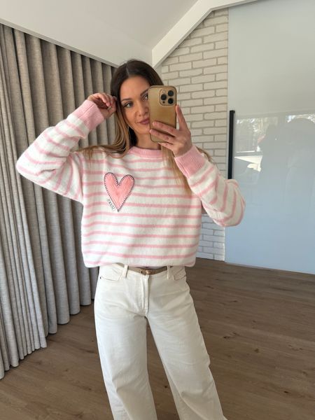 Sweter w paski z serduszkiem - różowy ( wiskoza ) 