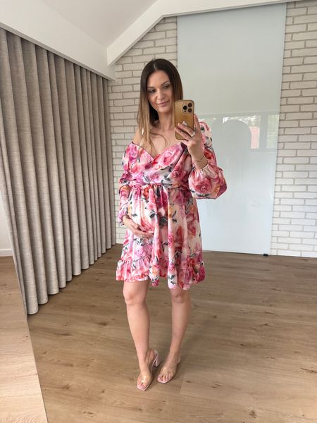 Sukienka z przekładanym dekoltem w kwiaty 